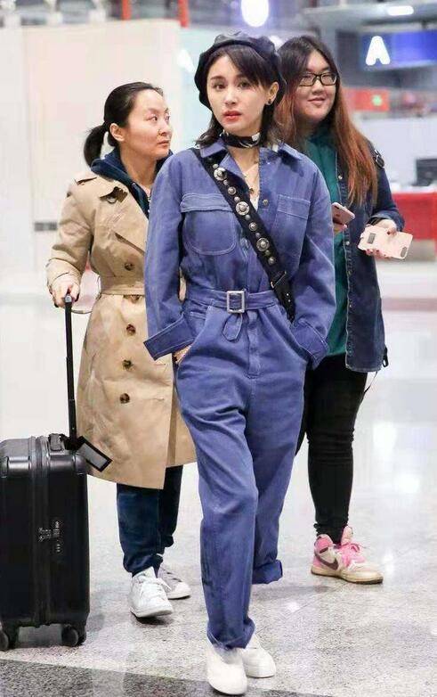 牛仔 王子文气质绝了!穿牛仔连体裤配大妈丝巾,看似雷人却意外高级