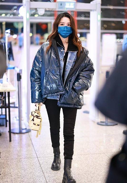 服装 李沁越看越美，穿的裤子是普通的紧身款式，却能显得霸气还高级