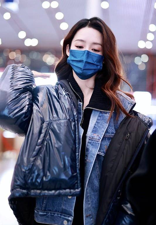 服装 李沁越看越美，穿的裤子是普通的紧身款式，却能显得霸气还高级