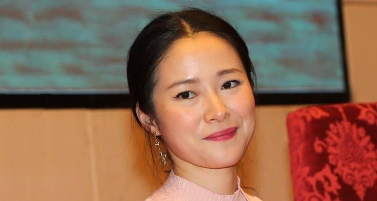 作为一个实力派演员的女儿,陈格也是非常优秀的,她的演技虽然算不上