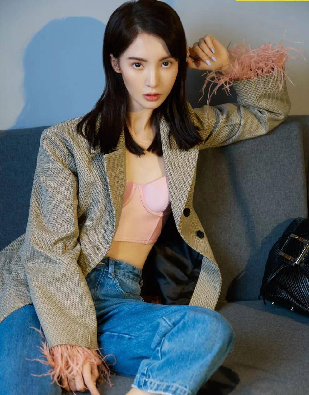 内衣 金晨穿衣真大胆,西装内直接穿胸衣,不仅不丑,还特别性感高级