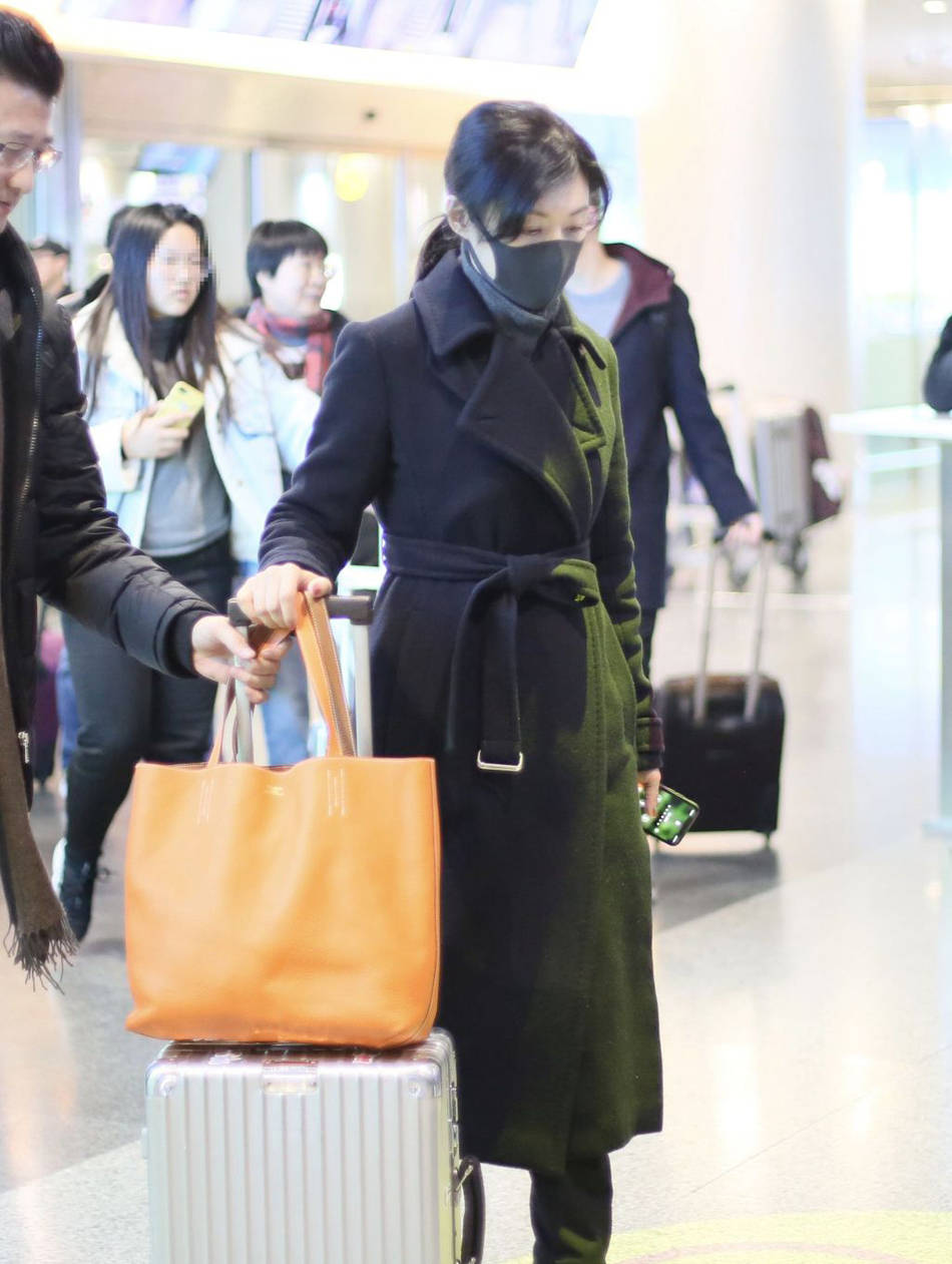 大衣 51岁周涛走机场太“长脸”,穿黑色大衣优雅知性,简装难掩好气质