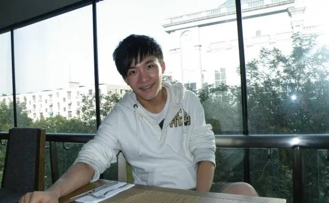 1小时前还和母亲通话随后从高楼坠下主持人边策到底经历了啥