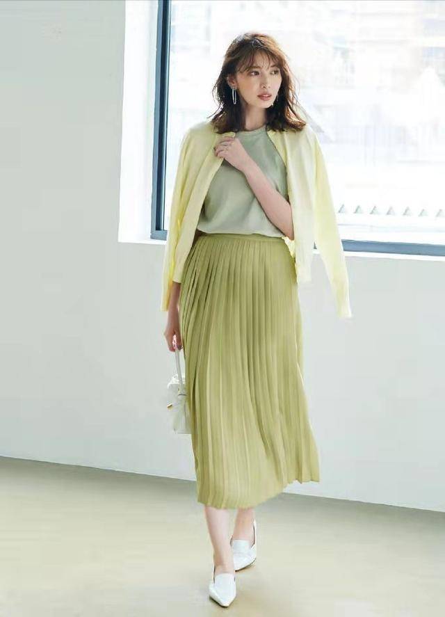 赵丽颖 新年刚开始,绿色就打败蓝色,成为新一季流行色