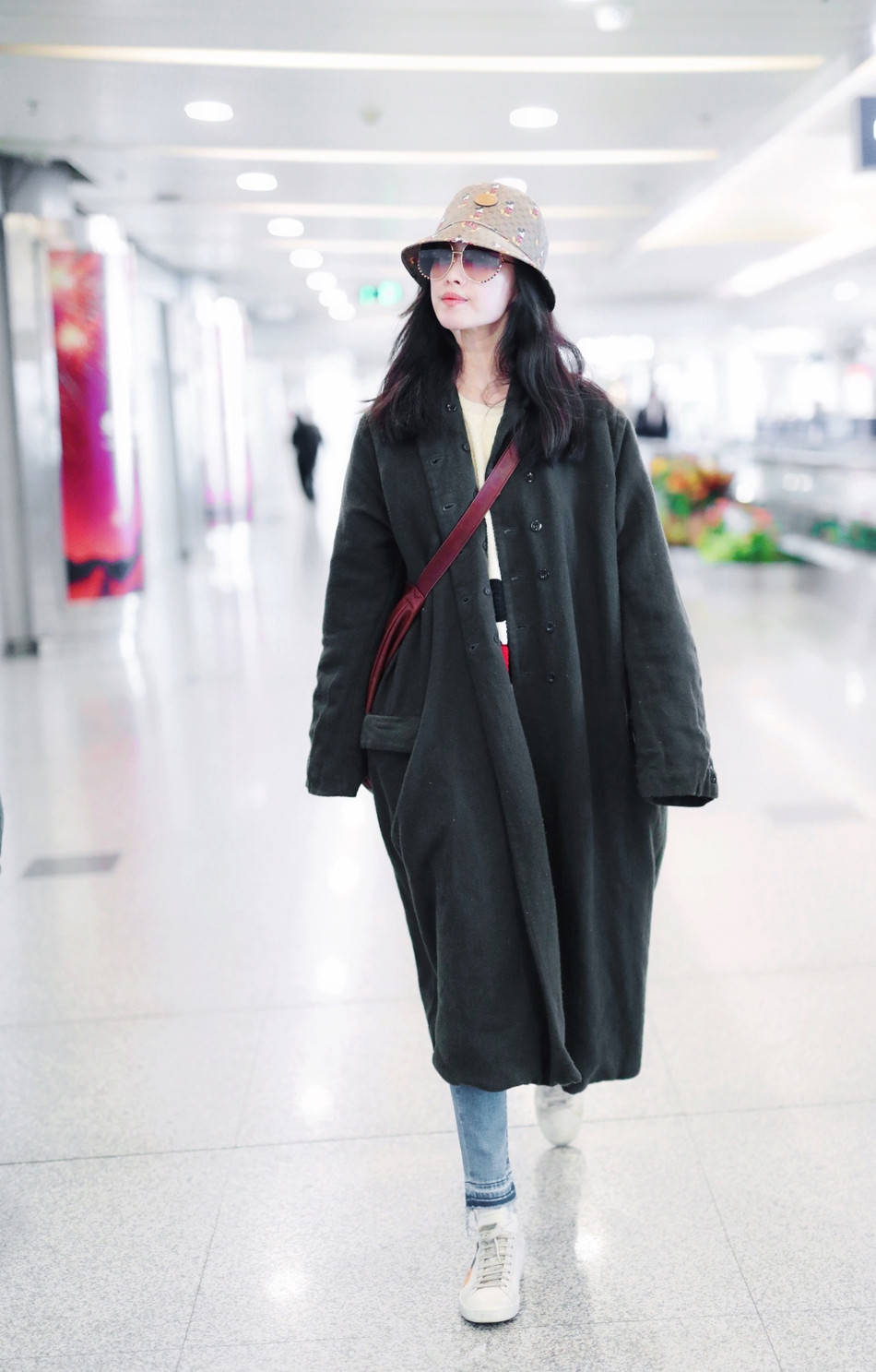 效果 倪妮这腿是真细，把牛仔裤穿出打底裤的效果，遮严实了却还是很美