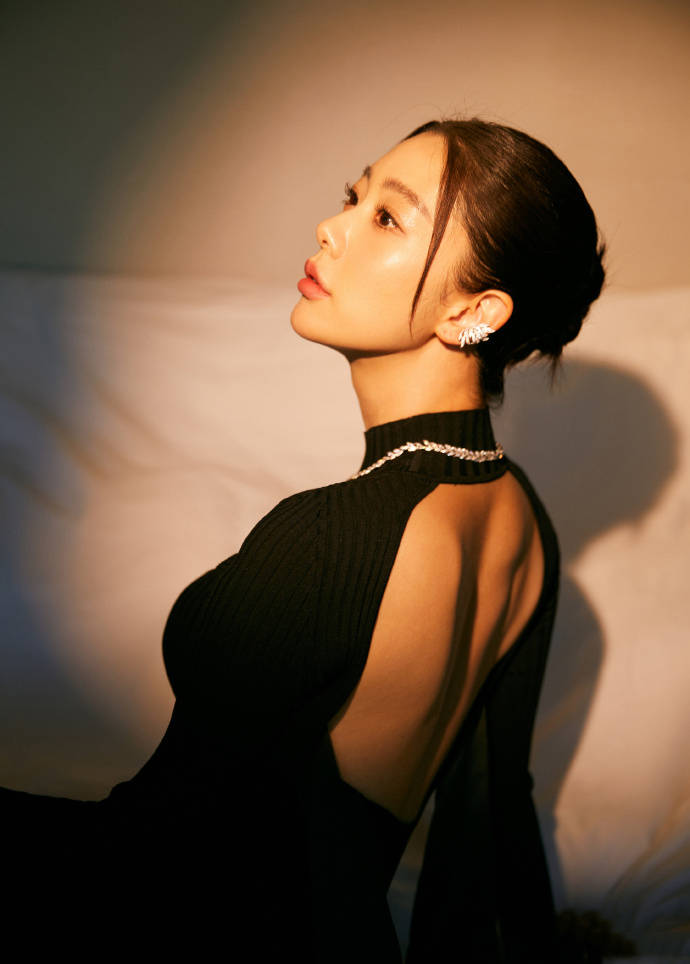 "女神"克拉拉拍性感写真,黑色礼服裙秀筷子腿,a4腰美得不真实_clara