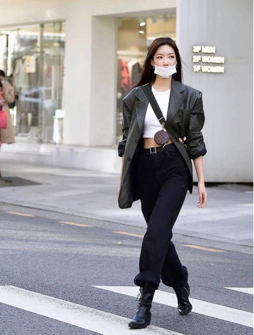 细节 韩国女孩都这么会打扮吗?随便一张街拍图,都把黑色穿得时髦养眼