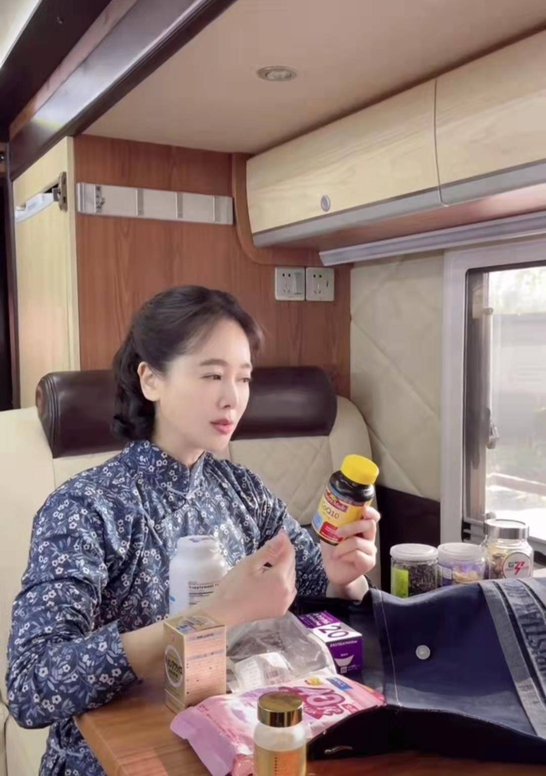 戏剧45岁左小青晒拍戏近况,皮肤紧致白皙惹人羡,多种保健品吃不停