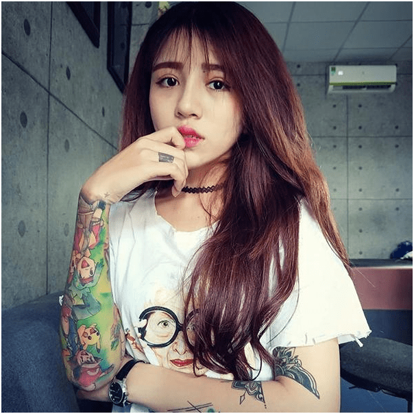 女孩沉迷纹身放弃高考被赶出家,如今身上到处是纹身准