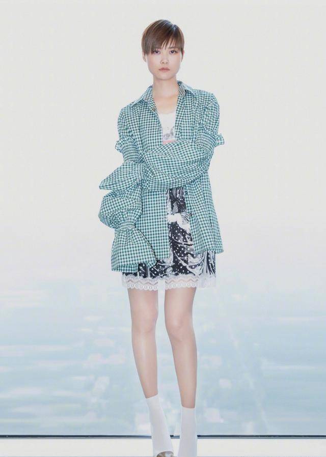 中性 36岁李宇春全副武装公园遛弯,一身低调休闲装扮非常亮眼