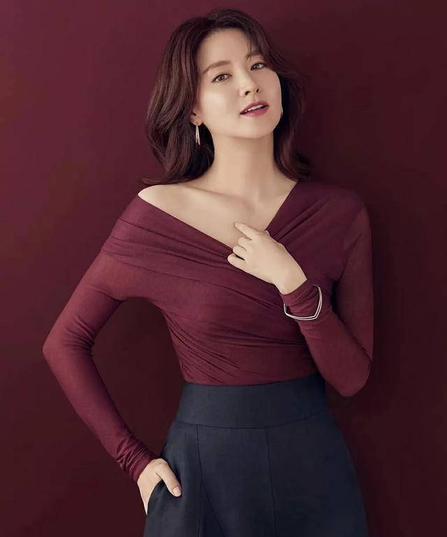 曲线 大长今李英爱黑色长裙现身,让人惊呼,这一点都不像四十九岁