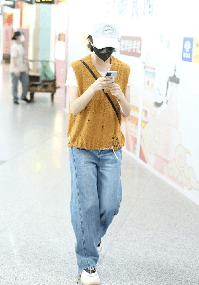 颜色 换了发型的焦俊艳娇嫩了不少,穿亮黄色好似学生,配橘色包挺可爱