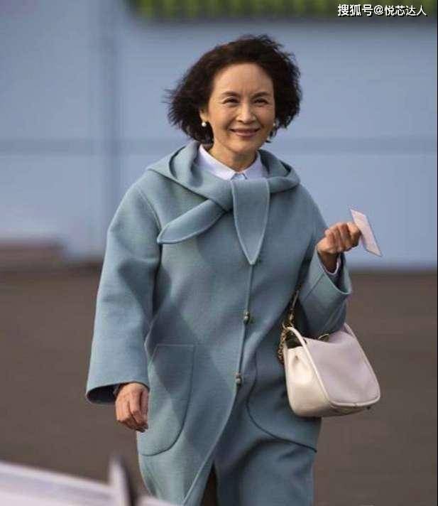 晓英 宋晓英越老越洋气,穿黑裙涂红唇还挂3条珍珠项链,美成优雅贵妇