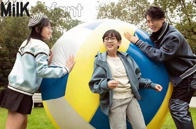 Nei 吴尊跟孩子拍亲子照，儿子长得比爸爸帅，女儿遗传了妈妈的高颜值