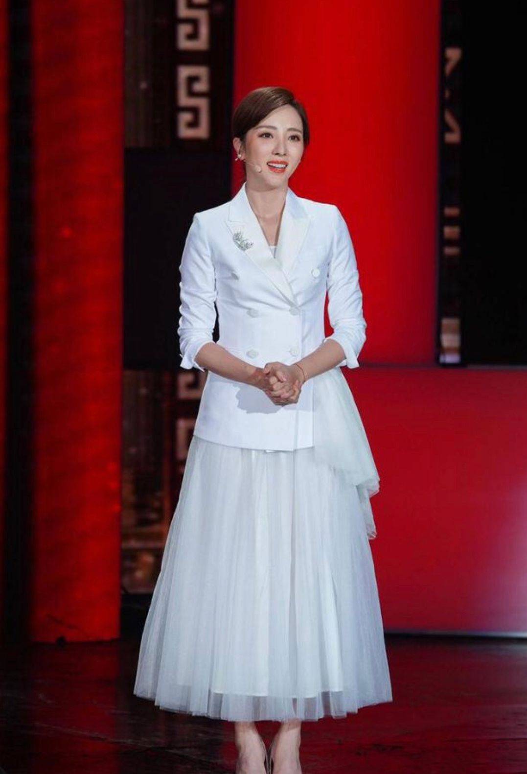 自律 自律的女人真美!李思思晒健身照双腿纤细,脚上1700元袜子抢镜