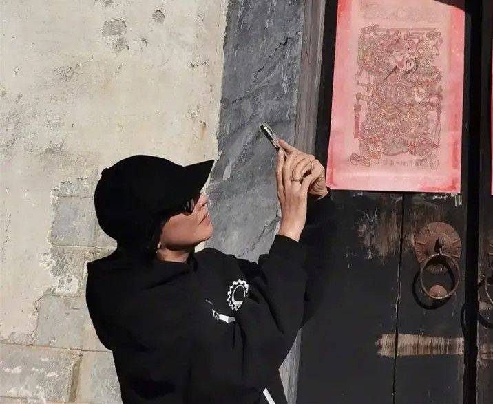 皮肤刘嘉玲真实的素颜，皮肤黑又有皱纹，但气质比很多人都高贵优雅！