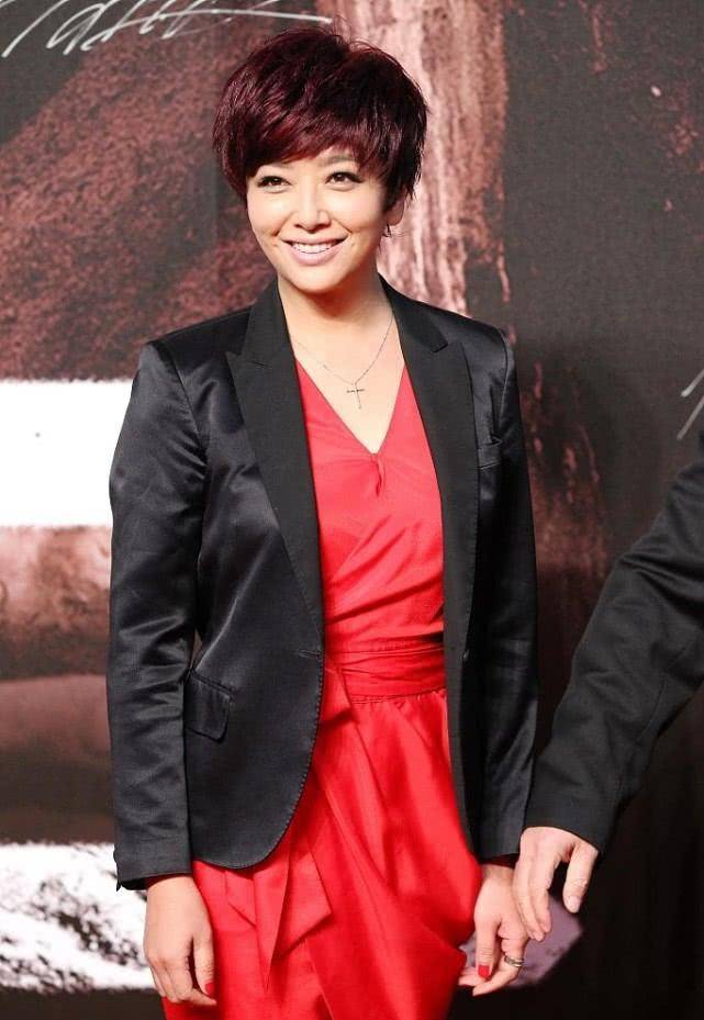 更有吸引力 江珊高调走红毯，52岁穿深V秀长腿，气质咋比二十多岁时还好