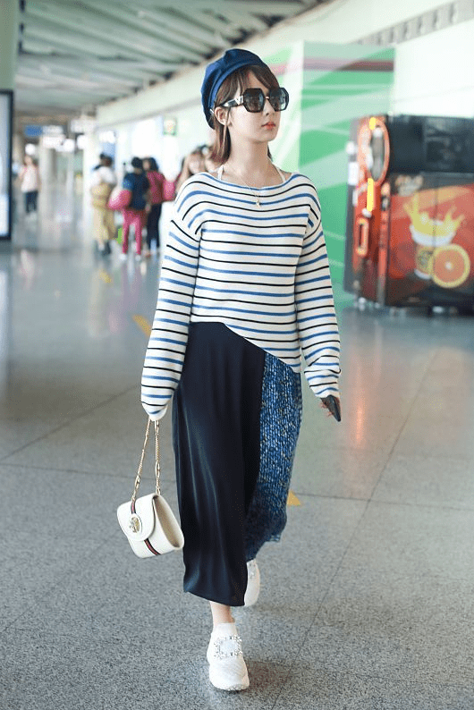 服装 杨紫日常穿的服装好普通，看着和路人没什么区别，真是太低调了