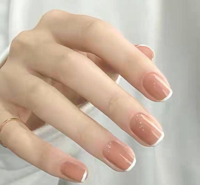 家务郭碧婷真有阔太范，做指甲都镶“金链子”，果然是不用做家务的人