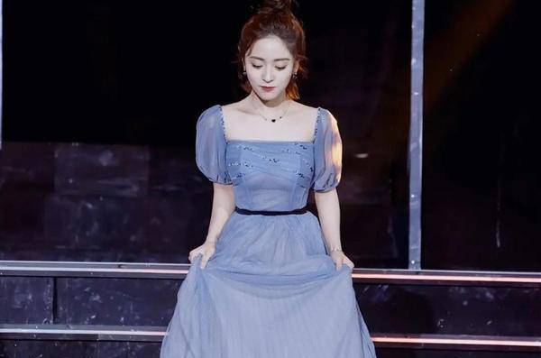 黑色 名门泽佳：沈月到底有多高？路人镜头暴露真相，网友：一米三既视感效果