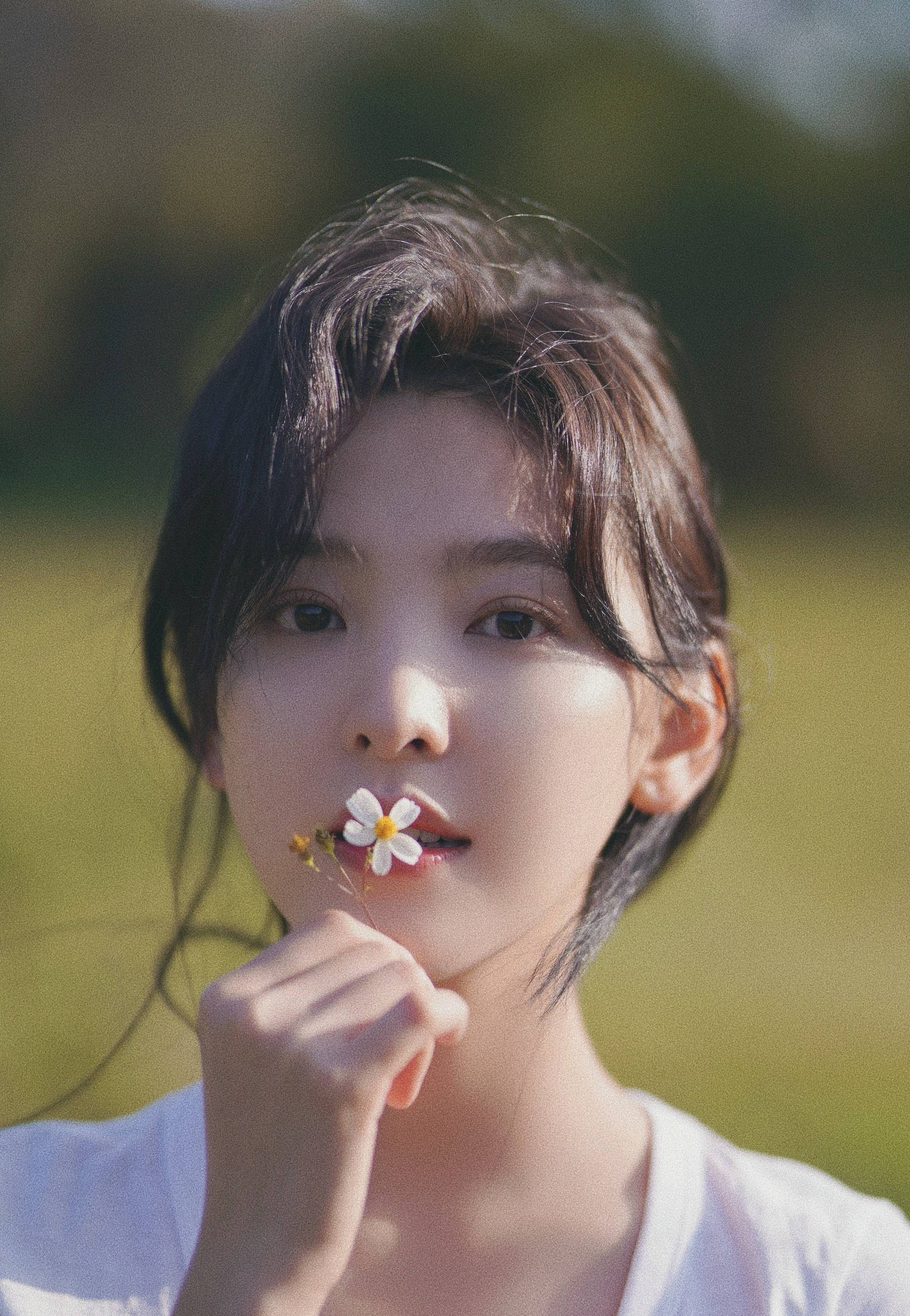 章若楠分享森系活力写真 眼神灵动纯净少女感满满