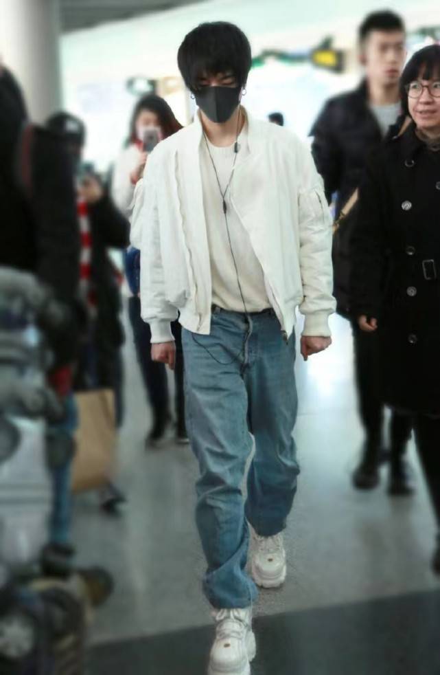 同款鞋子后,华晨宇工作室也分享了华晨宇写真照,华晨宇穿的衣服跟