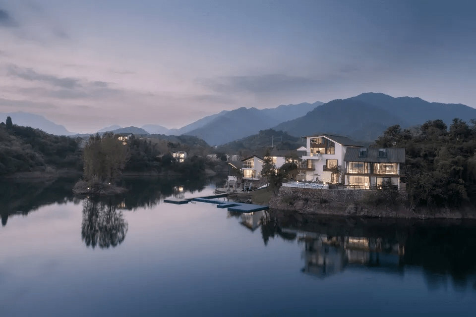 大乐之野千岛湖民宿,位于千岛湖西侧水岸交界的金山坪村,民宿临水而建
