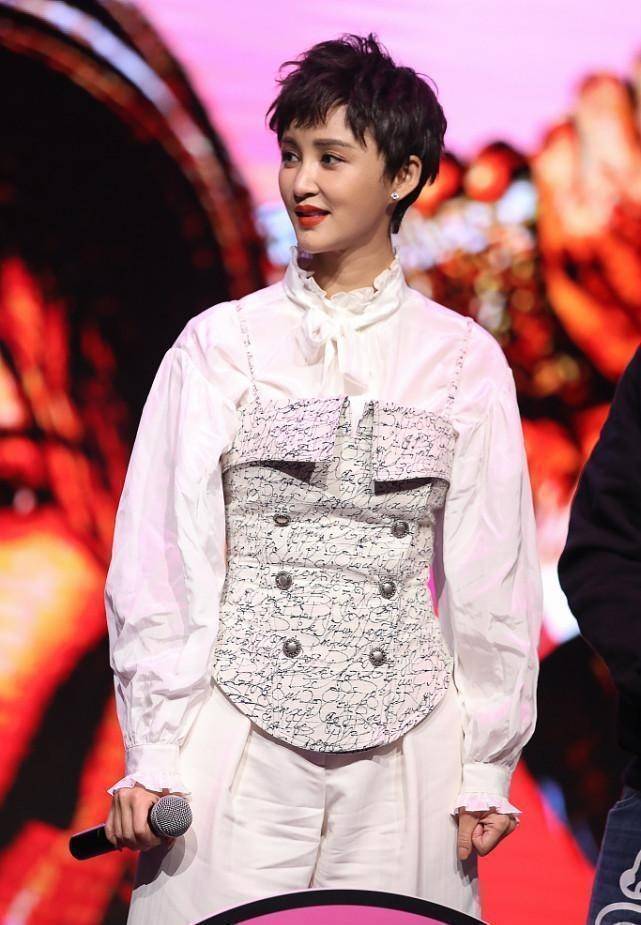 进行 短发的张歆艺利落又潇洒,吊带套在衬衫外面穿,复古又霸气