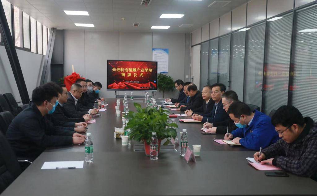 仪式上,刘永亮校长对北京精雕集团蔚飞董事长一行表示热烈的欢迎,并