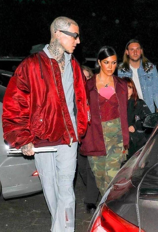 卡戴珊 42岁金大姐厚积薄发变得贼性感！穿泳衣晒日光浴，未婚夫秀腱子肉