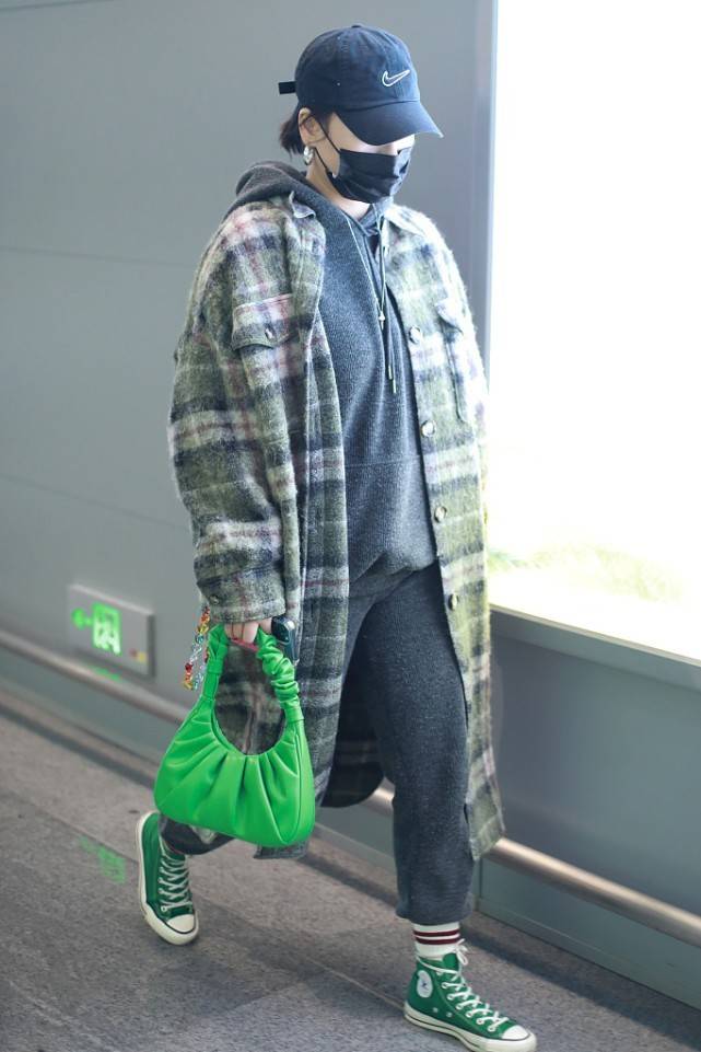 牛仔 马思纯为“戏”增肥,和妈妈一起走机场,穿大码牛仔套装好可爱