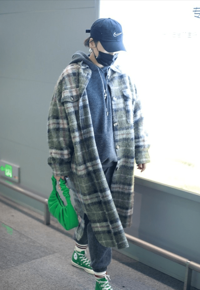 牛仔 马思纯为“戏”增肥,和妈妈一起走机场,穿大码牛仔套装好可爱