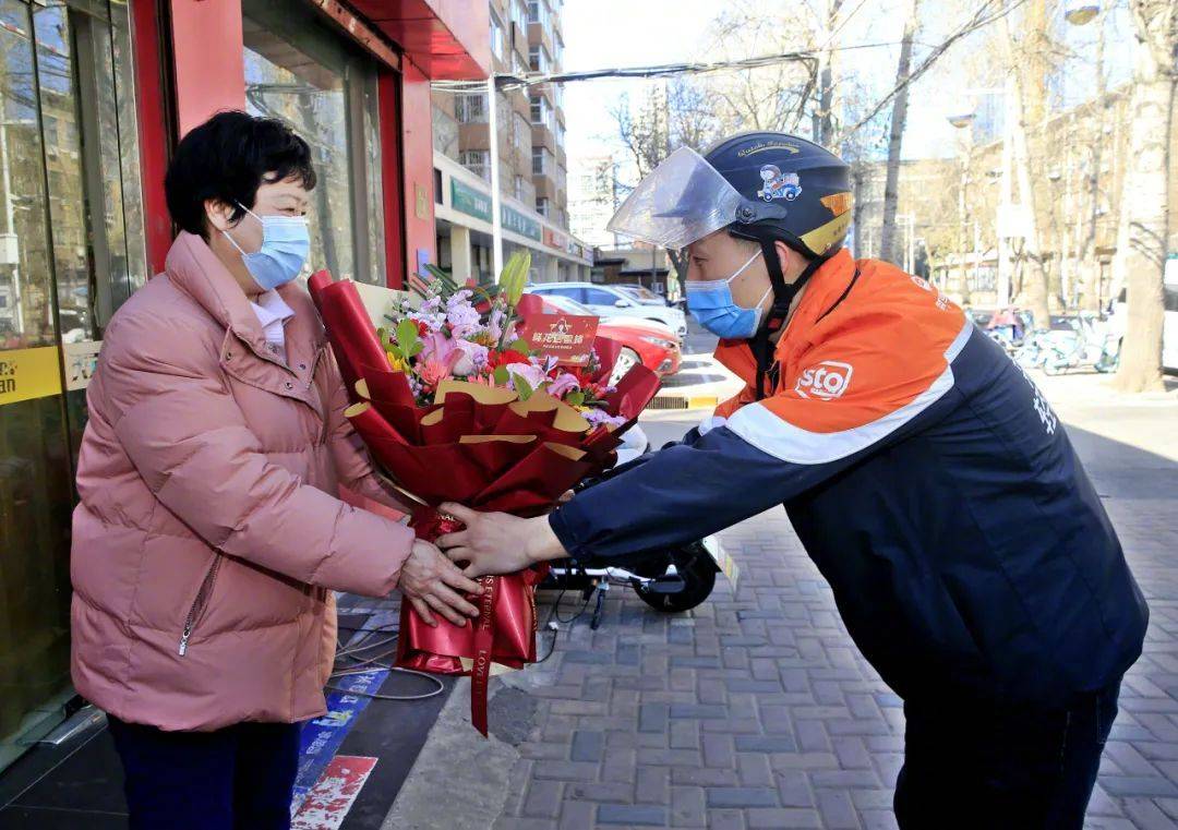 全国劳动模范刘荣秀:只要有需要 爱心服务无止境手捧红彤彤的鲜花