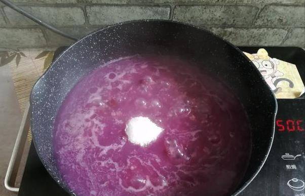 煮到白砂糖融化就可以关火了,这个颜色的紫薯燕麦粥看着就非常的有