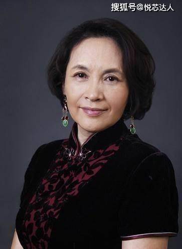 晓英 宋晓英越老越洋气，穿黑裙涂红唇还挂3条珍珠项链，美成优雅贵妇