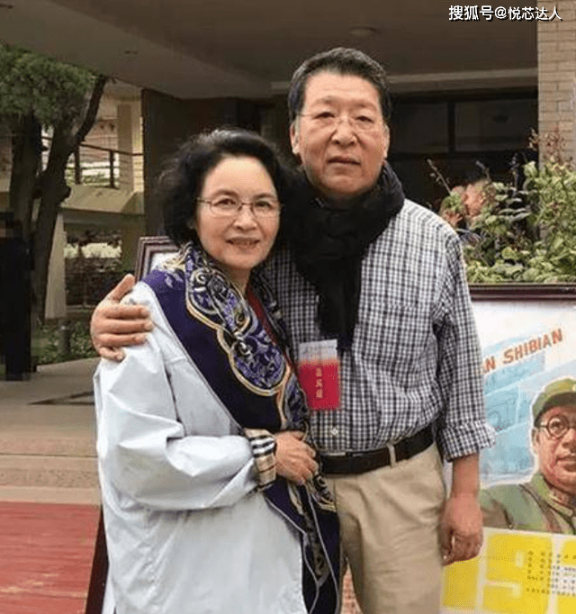 晓英 宋晓英越老越洋气,穿黑裙涂红唇还挂3条珍珠项链,美成优雅贵妇