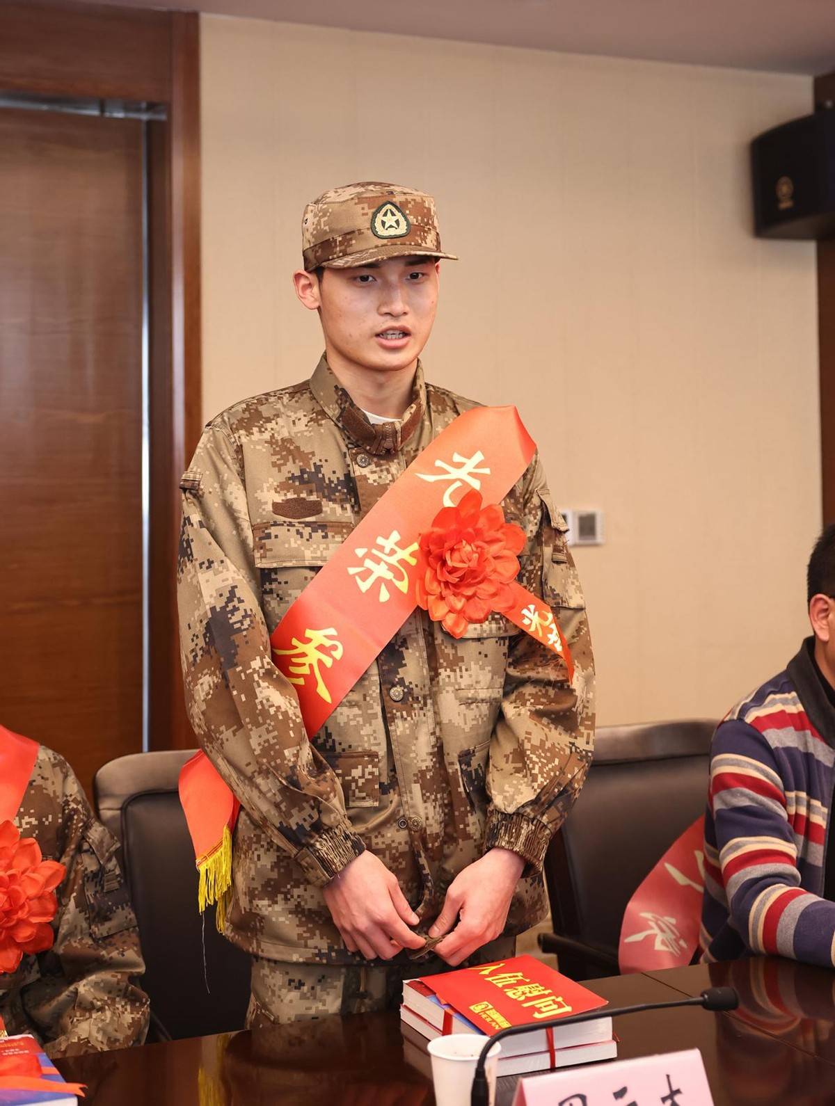 建立企业带编入伍奖励机制海澜集团欢送优秀员工周元杰光荣入伍