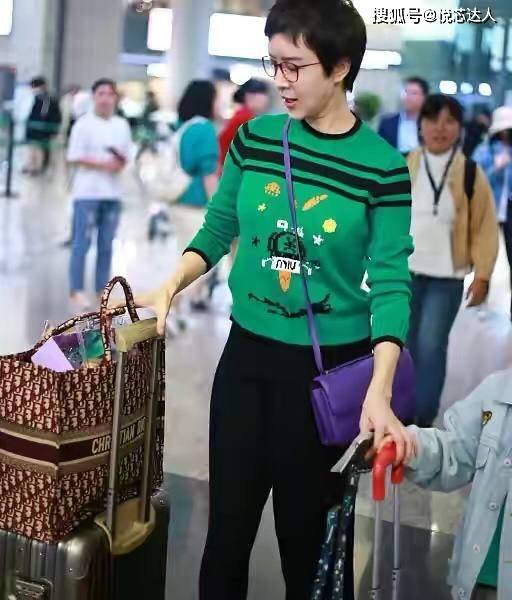 毛衣 阔太金巧巧走机场好洋气，三件衣服缝在一起穿，戴上礼帽优雅自信