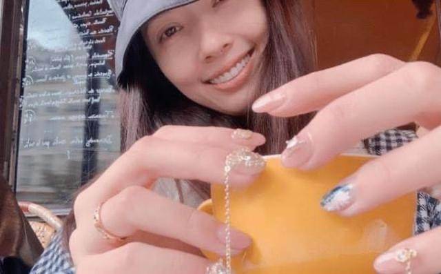 家务郭碧婷真有阔太范，做指甲都镶“金链子”，果然是不用做家务的人