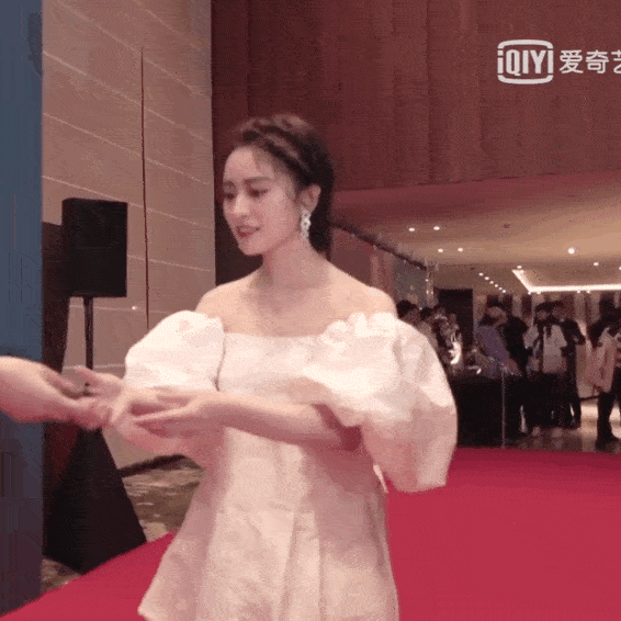 黑色 名门泽佳：沈月到底有多高？路人镜头暴露真相，网友：一米三既视感效果