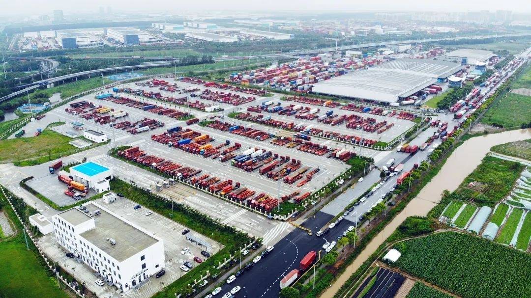 约690个集卡停车位临港集卡服务中心智慧化升级