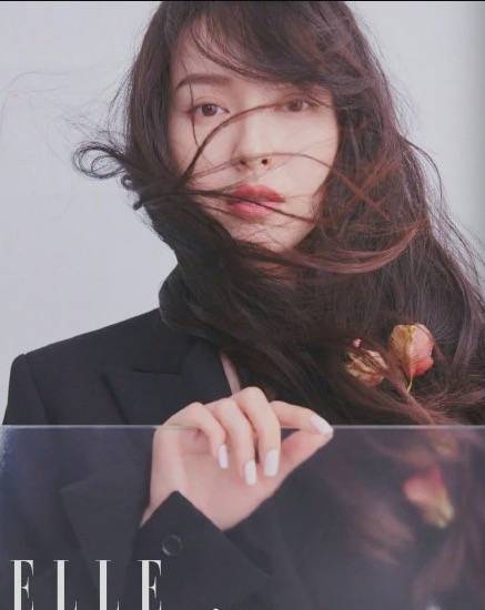 黑色 朱莉上街买菜装贵气逼人，华伦天奴当季新包成焦点，唐嫣直接输了.