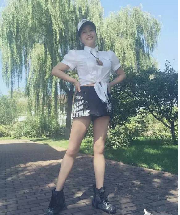 皱纹 刘晓庆机场无修图流出！眼角皱纹明显老态，但穿衣是真的时髦！