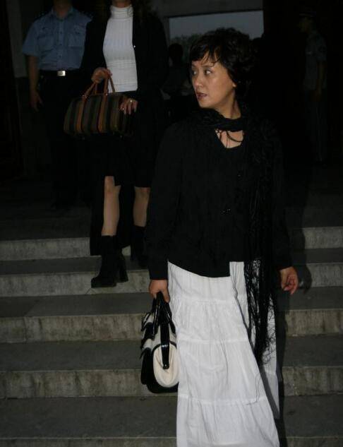 黑衣 邓婕入秋穿搭真有品位，黑衣配白裙气质优雅，流苏围巾更添高级感