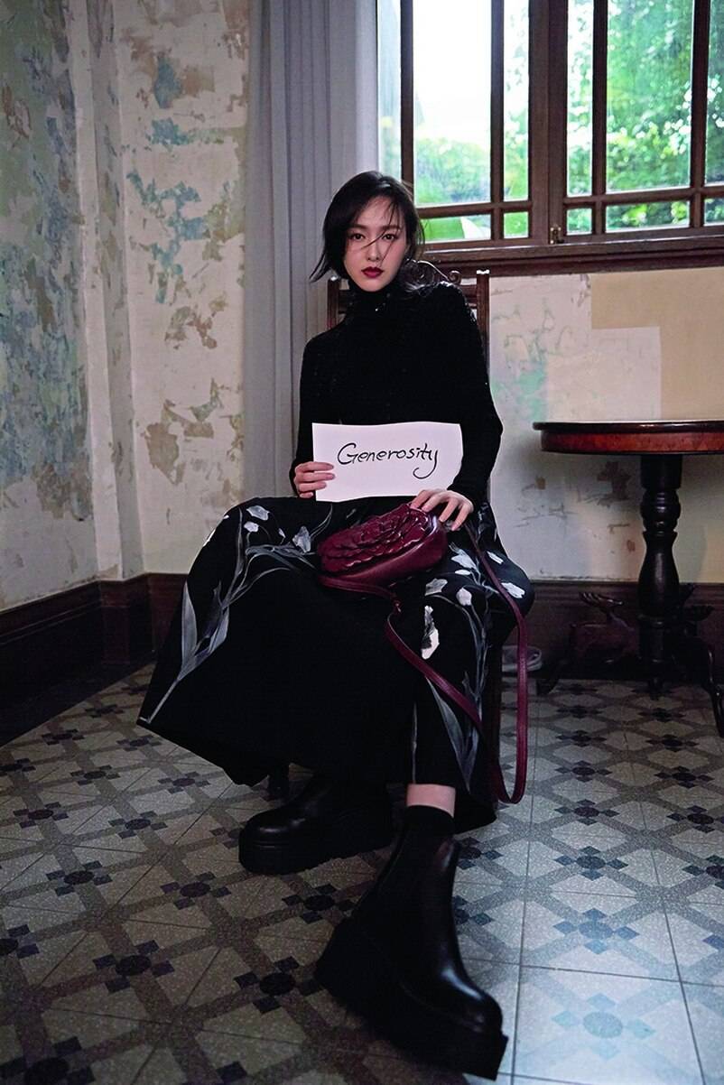 黑色 朱莉上街买菜装贵气逼人，华伦天奴当季新包成焦点，唐嫣直接输了.