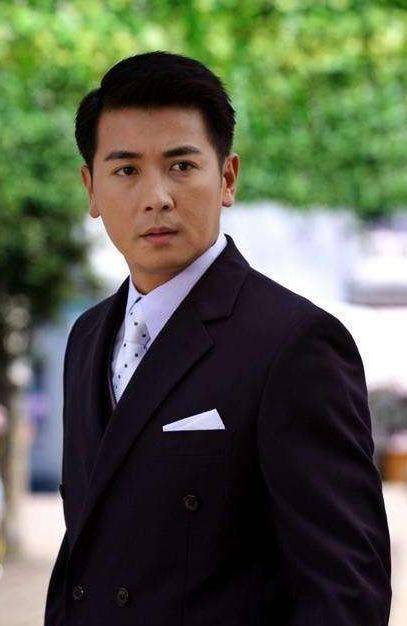 楚濂的十八岁天空保剑锋出生在上海的一个军人家庭当中,在家人的耳濡