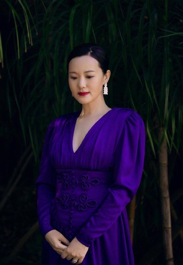 好身材 影后咏梅真是人间好身材，穿虞姬液体裙新造型，50岁丝毫不见老