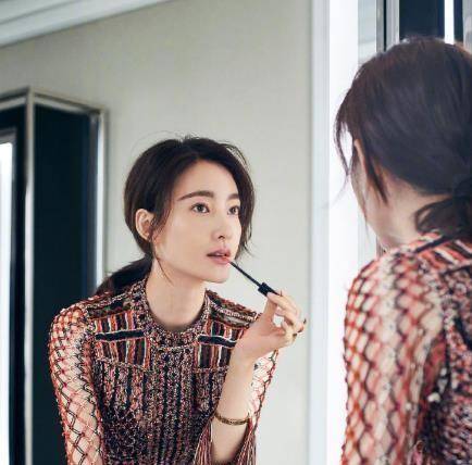 配饰被这位60岁法国奶奶圈粉,年过半百活力四射,穿衣得体,坐姿撩人