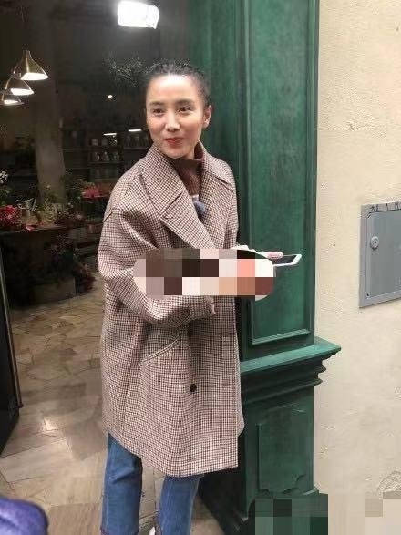 黑色宋佳脸庞饱满，41岁一点不见老，素颜暗黄但很自然的清秀漂亮！