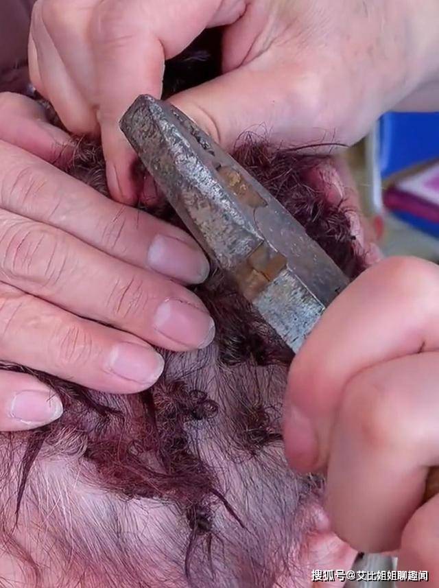 小号大妈发量太少，用超小号发卡烫头，结果发卡拿不下来只得上钳子